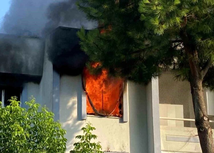 Kartepe’de çıkan yangında uyuyan şahıs komşuları tarafından kurtarıldı
