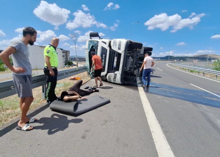 Kartepe’de Kağıt Yüklü TIR Devrildi, Sürücü Yaralandı