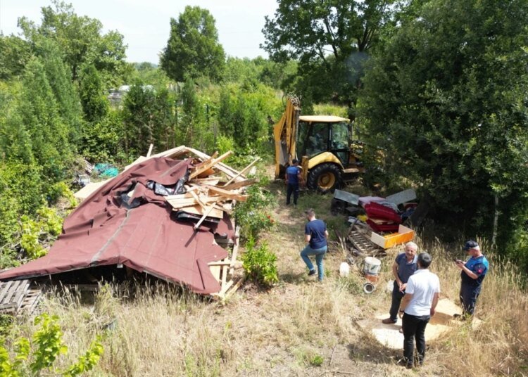 Kartepe’de ruhsatsız yapılar yıkıldı