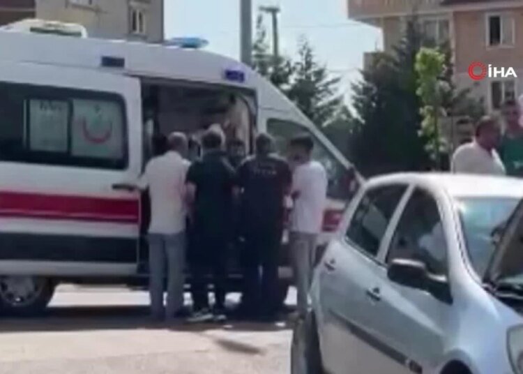 Kavşakta kaza yapan otomobil ortalığı birbirine kattı: 2’si yaya 4 yaralı