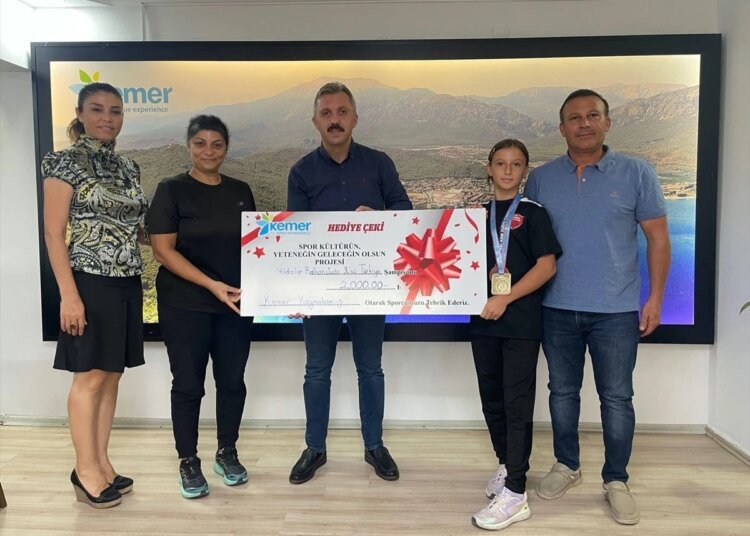 Kemer Kaymakamı Ahmet Solmaz, Yıldızlar Balkan Judo Şampiyonası’nda üçüncü olan Sude Akan’a hediye çeki verdi