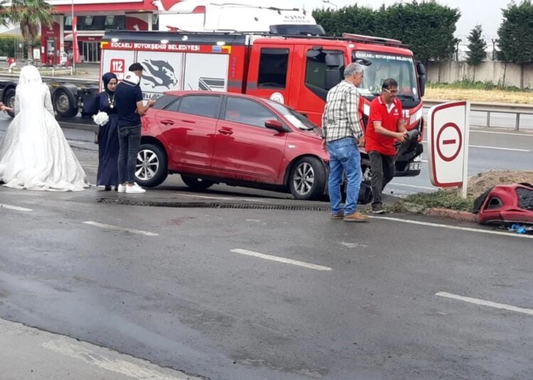 Kocaeli’de düğün öncesi kaza: Gelin ve damat yaralandı