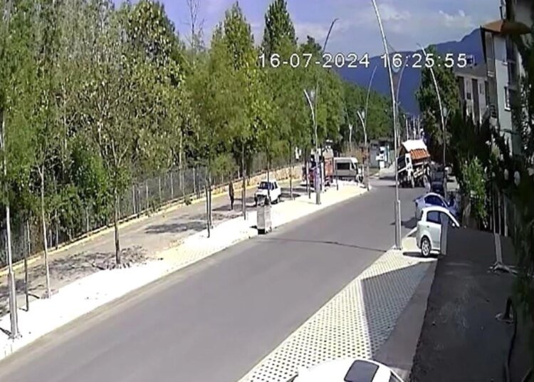 Kocaeli’de fazla yüke dayanamayan kamyon devrildi