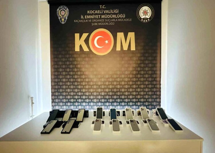 Kocaeli’de Kaçakçılık Operasyonu: 110 Bin Dal Makaron ve 15 Gümrük Kaçağı Cep Telefonu Ele Geçirildi