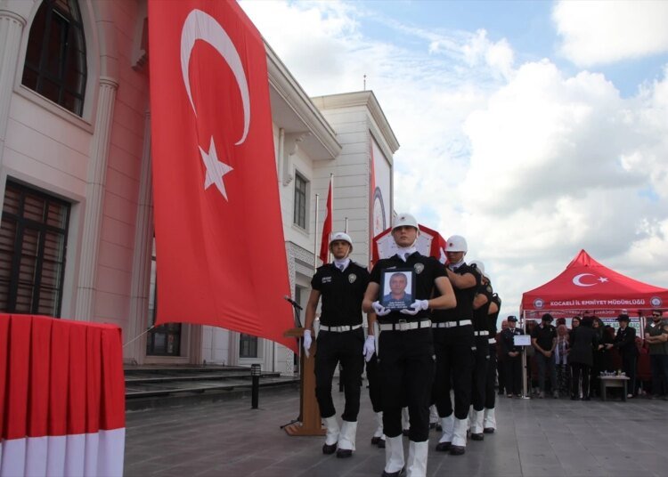Kocaeli’de kanser nedeniyle vefat eden polis memuru için tören düzenlendi