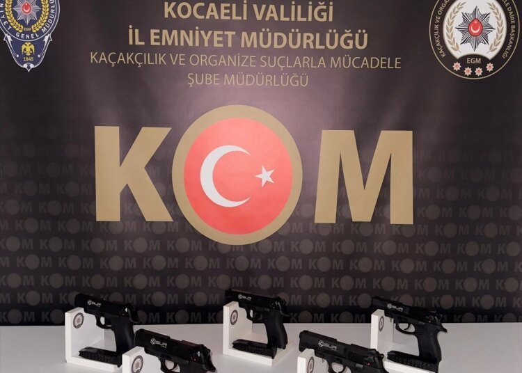 Kocaeli’de Kargoyla Silah Kaçakçılığı Yapan 3 Şüpheli Tutuklandı