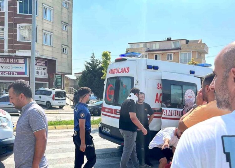 Kocaeli’de kavşakta meydana gelen kazada 4 kişi yaralandı