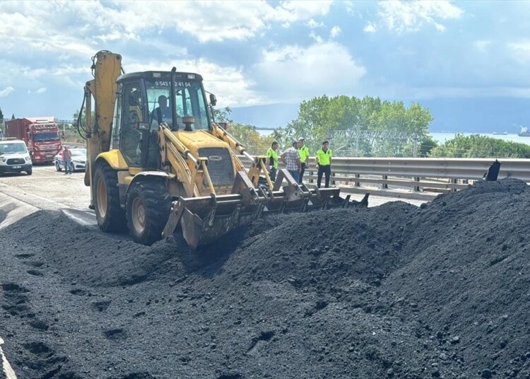 Kocaeli’de Kömür Yüklü Tır Devrildi, İstanbul İstikameti Ulaşıma Açıldı