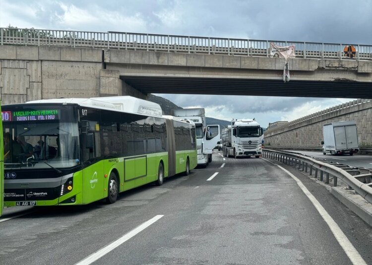 Kocaeli’de kömür yüklü tır devrildi, İstanbul istikameti ulaşıma kapandı