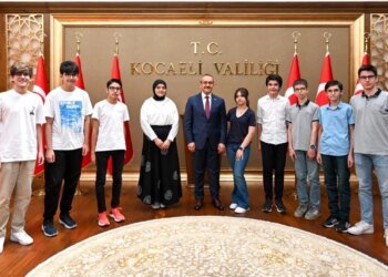 Kocaeli’de LGS’de Türkiye birincisi olan öğrenciler Vali tarafından ödüllendirildi
