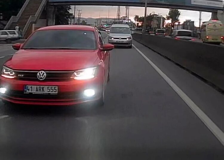 Kocaeli’de Trafikte Tartışan Sürücüler GTA Oyunu Oynadı