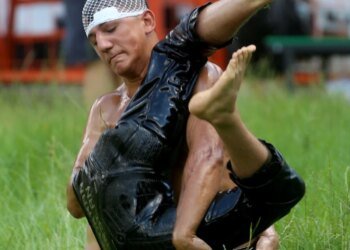 Tarihi Kırkpınar Yağlı Güreşleri’nde Volkan Bilgin, başında beş dikiş olmasına rağmen rakibini 1 dakikada yendi