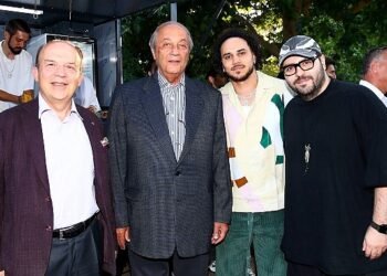 Anadolu Efes Spor Kulübü Başkanı Tuncay Özilhan, Shane Larkin’in “Carpet Court” temalı basketbol sahası açılışına katıldı