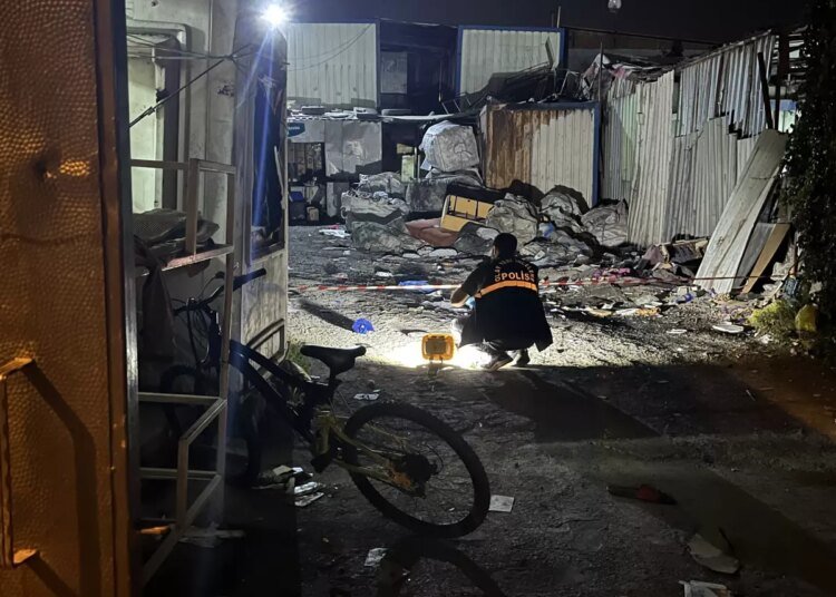 Darıca’da Otomobille Gelen Şüpheliler İş Yerlerine Ateş Açtı: 1 Ölü