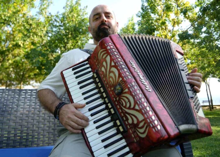 Depremde kaybettiği aşkı için şarkı yazan adamın hikayesi