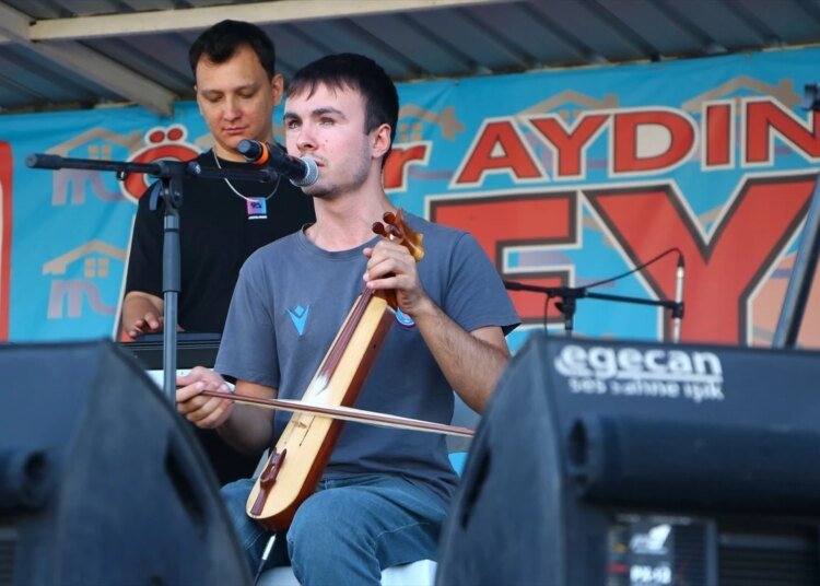 Doğuştan Görme Engelli Genç Kemençe Çalarak Karadeniz Kültürünü Yaşatıyor