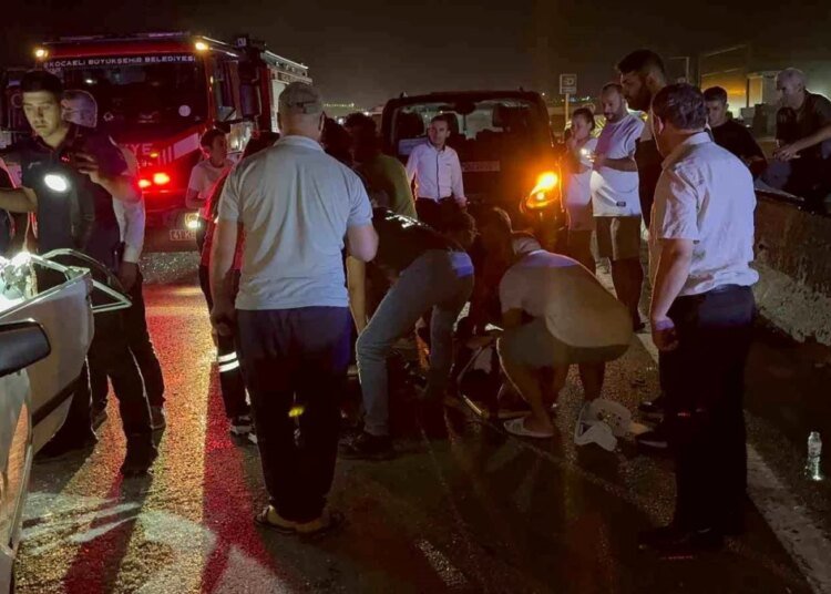 Gebze’de işçi servisi ile otomobil çarpıştı: 5 yaralı