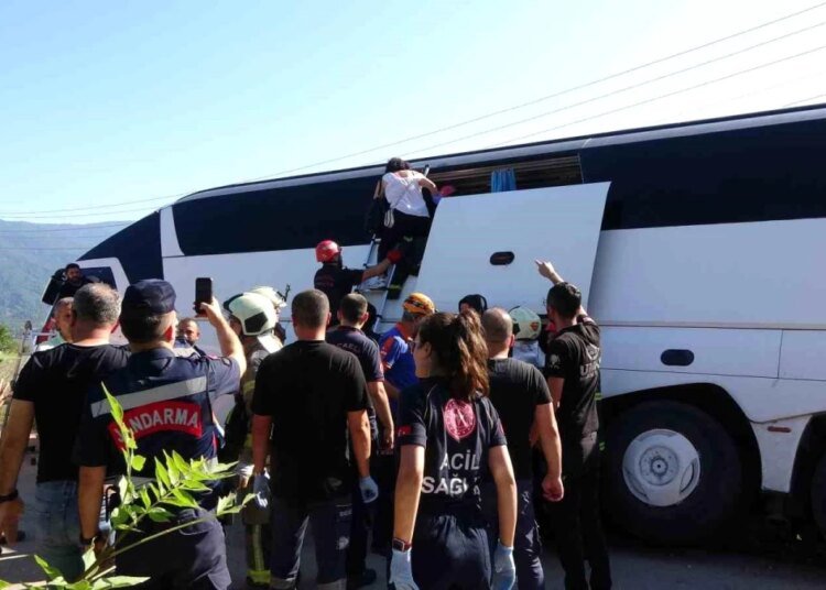 İstanbul’dan Kocaeli’ye gelen tur otobüsü kaza yaptı