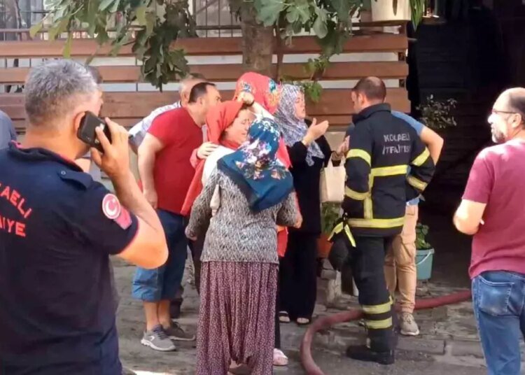 İzmit’te çıkan yangın üst daireye de sıçradı