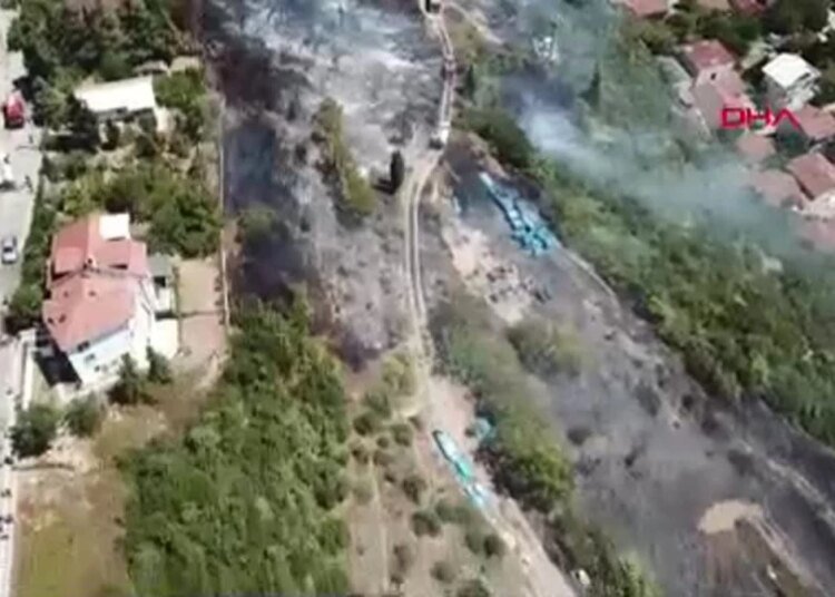 İzmit’te Evlere Sıçramadan Yangın Kontrol Altına Alındı