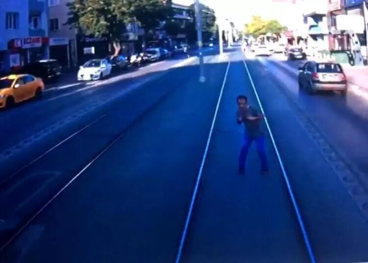 İzmit’te Tramvay Kazası: Bir Kişi Hayatını Kaybetti