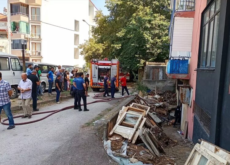 Karamürsel’de bir depoda çıkan yangın hasara neden oldu