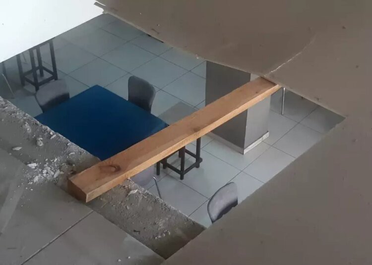 Kıraathanenin asma katı çöktü, bir kişi yaralandı