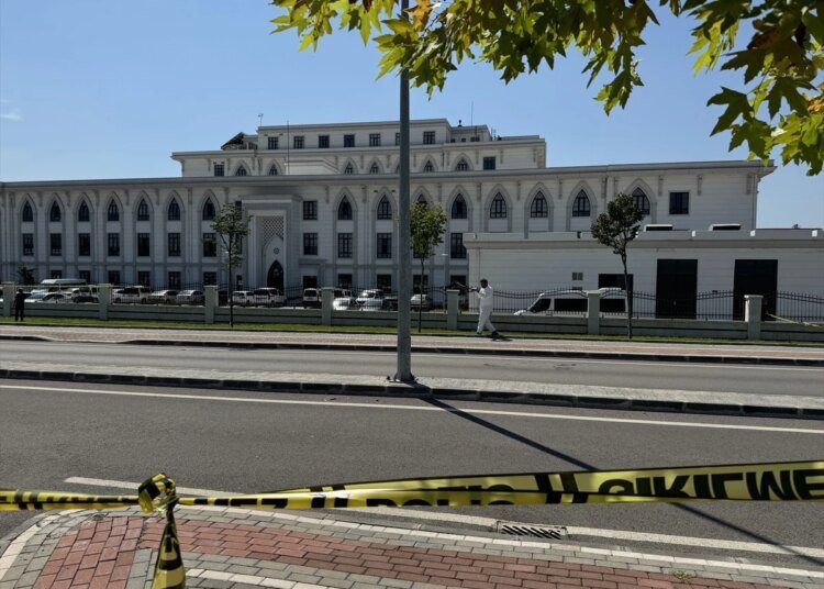 Kocaeli İl Emniyet Müdürlüğü Otoparkında Şüpheli Vuruldu