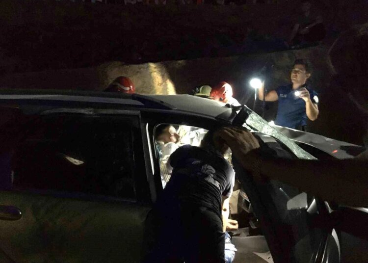 Kocaeli’de Hafriyat Kamyonuyla Çarpışan Otomobil İstinat Duvarından Uçtu: 2 Yaralı