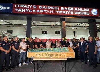 Kocaeli’de Motosiklet ve Hafif Ticari Araç Çarpışması: 1 Ölü, 2 Yaralı