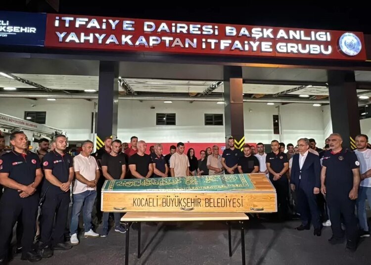 Kocaeli’de Motosiklet ve Hafif Ticari Araç Çarpışması: 1 Ölü, 2 Yaralı