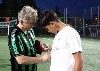 Kocaelispor, depremin 25. yıldönümünde anma etkinliği düzenledi