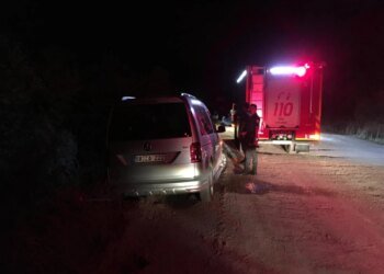 Körfez’de araç uçurumun kenarında asılı kaldı, sürücü yaralandı