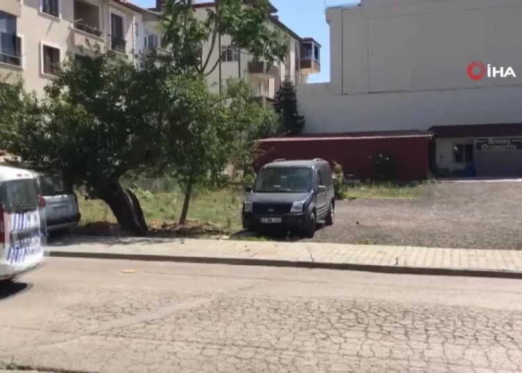 Krikonun boşalması sonucu aracın altında kaldı