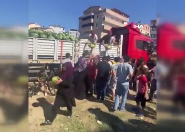 Mahalleliye karpuz dağıtıldı: 27 ton 1 saatte bitti