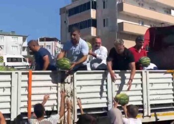 Muhtar Hakan Uğurlu, Mahalle Halkına 27 Ton Karpuz Dağıttı