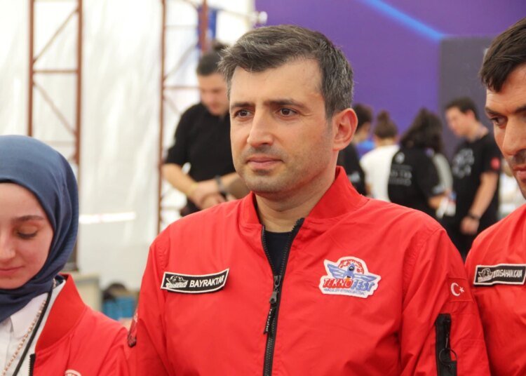 TEKNOFEST Yönetim Kurulu Başkanı Selçuk Bayraktar, TÜBİTAK’ta düzenlenen yarışa katılan takımları ziyaret etti