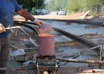 Alikahya Tramvay Hattı’nda raylar döşeniyor