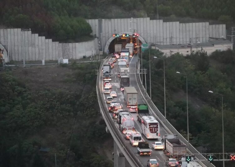 Anadolu Otoyolu’nda zincirleme trafik kazası: Ulaşımda aksama yaşanıyor