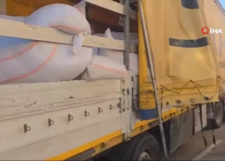 Çuval çuval kaçak tütün ve bandrolsüz makaron ele geçirildi