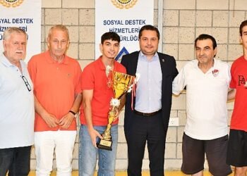 Futbol turnuvasında dereceye giren takımlara kupaları verildi