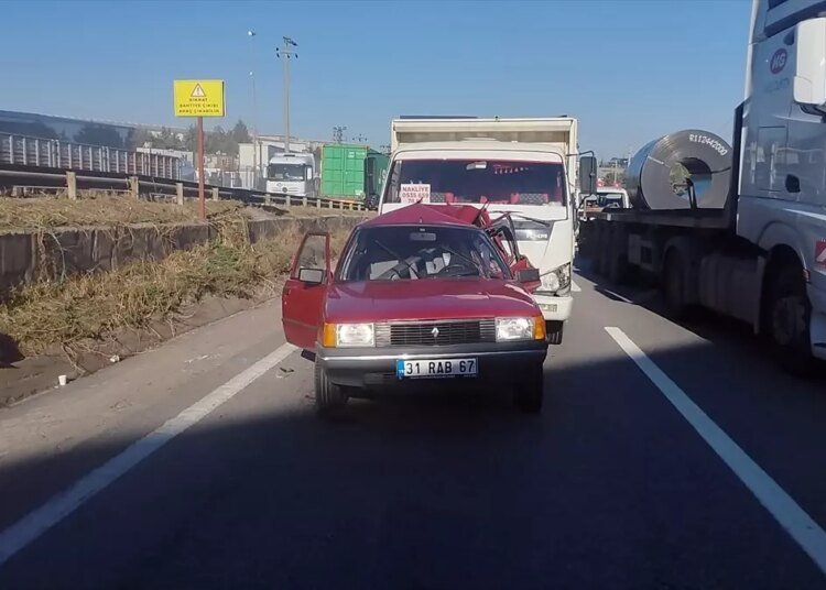 Gebze’de kamyonetle çarpışan otomobilde 1 kişi öldü, 1 kişi yaralandı