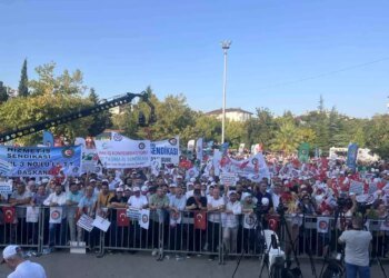 Hak-İş Konfederasyonu Kocaeli’de Miting Düzenledi: Vergide Adalet ve Sendikal Haklar Talep Edildi