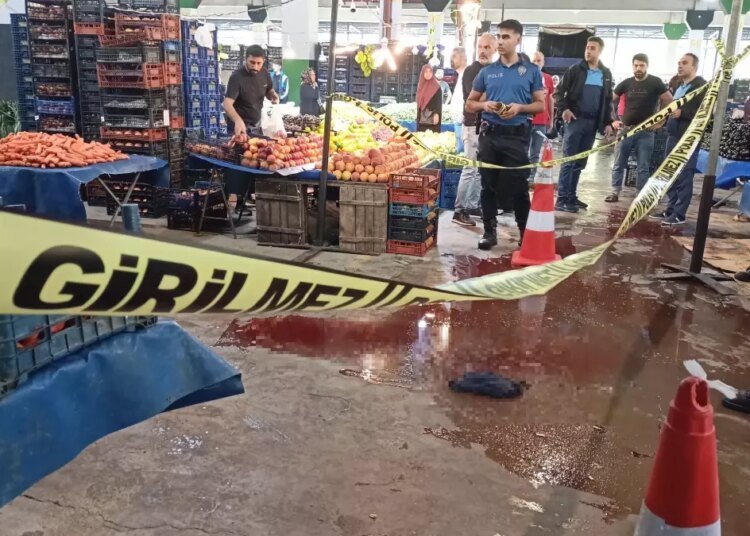 İzmit Pazarında Bıçaklı Kavga: 1 Ölü, 2 Yaralı