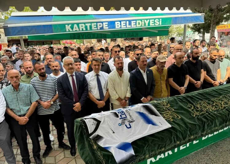 Kartepe’de Otomobil Kazasında Hayatını Kaybeden Çocuğun Cenazesi Defnedildi