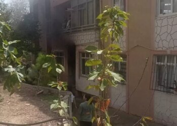 Kocaeli’de 3 Katlı Binada Yangın Çıktı, 3 Kişi Dumandan Etkilendi