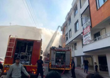 Kocaeli’de Çatı Tamiratında Yangın Çıktı