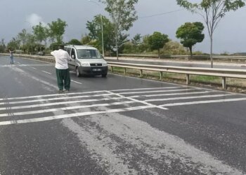 Kocaeli’de Çekici Devrildi, Sürücü Yaralandı