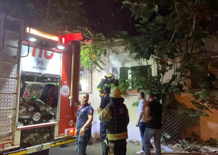 Kocaeli’de Ev Yangını: Bir Kişi ve Köpekleri Dumandan Etkilendi