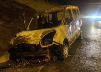 Kocaeli’de Hafif Ticari Araç Yangını: Araç Kullanılamaz Hale Geldi